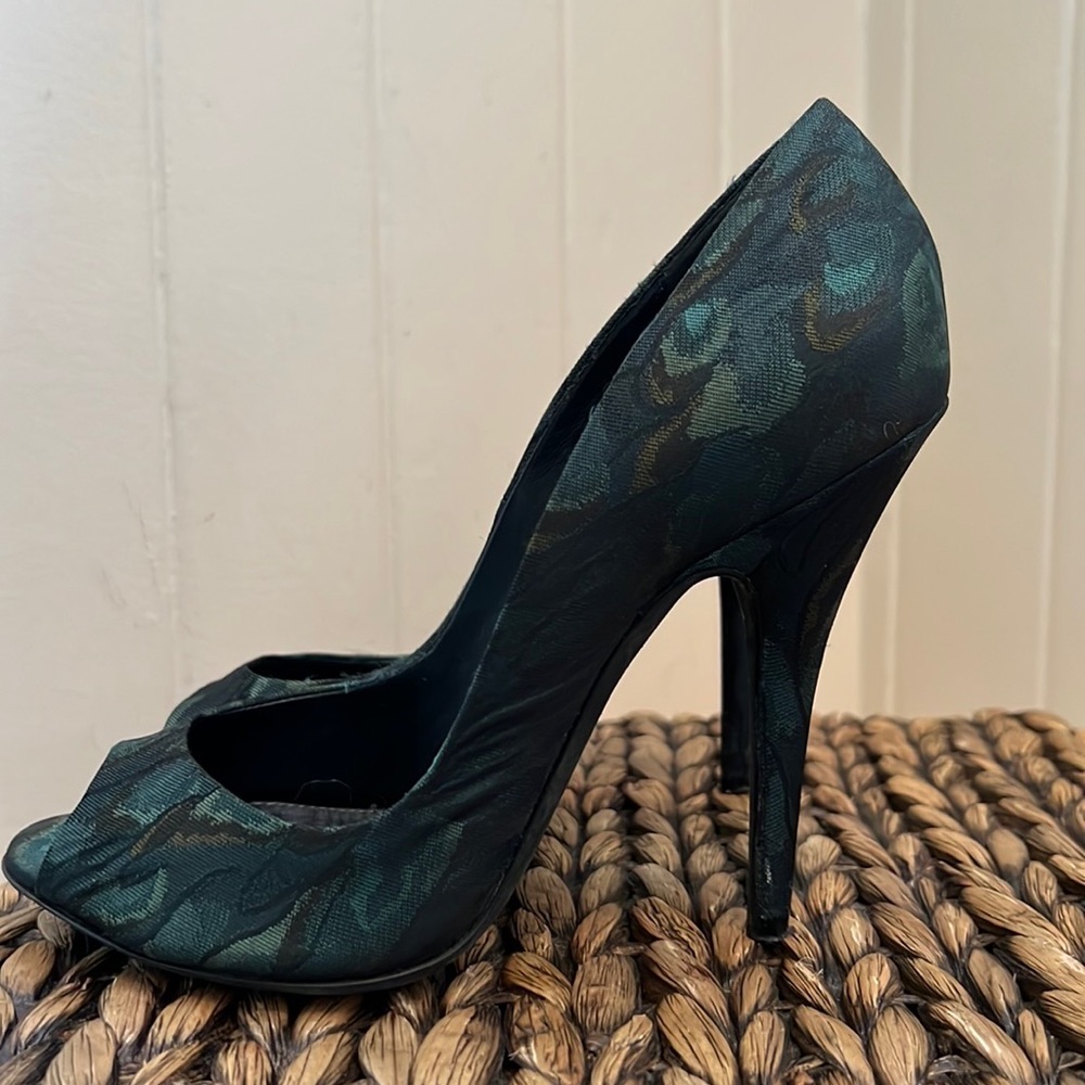 Donna Karan Collection Monarch Teal Green Silk Jacquard Peep Toe Heels Like New